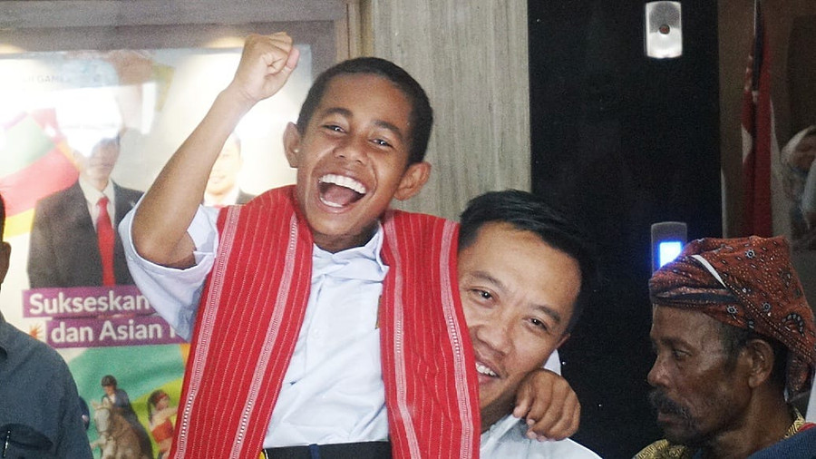 Kapendam Udayana: Joni Si Pemanjat Tiang Bendera Diberi Kesempatan Tes TNI Lagi - kumparan.com