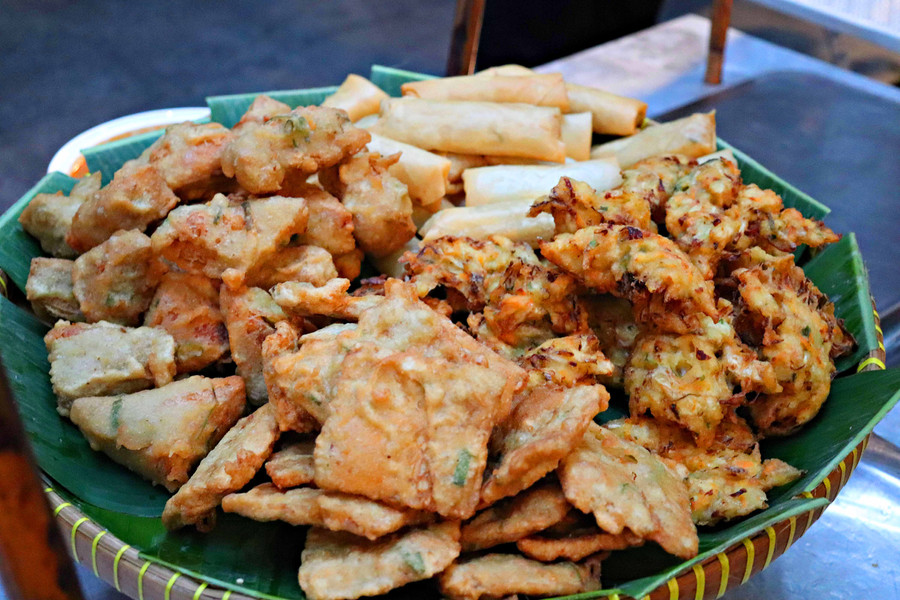 Separuh Warga RI Doyan Makan Gorengan: Pedagang Cuan, Omzet Puluhan Juta Sebulan