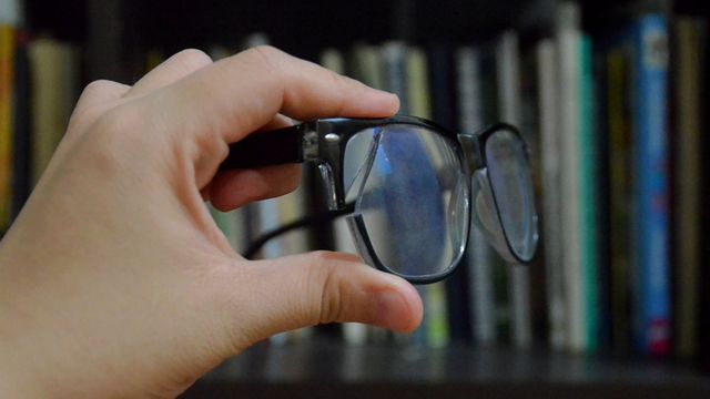 Cara Membersihkan Kacamata Yang Buram Dan Tergores Serta Penyebabnya Cara Membersihkan Kaca Mata yang Buram dengan Tepat, Wajib Tahu! | kumparan.com