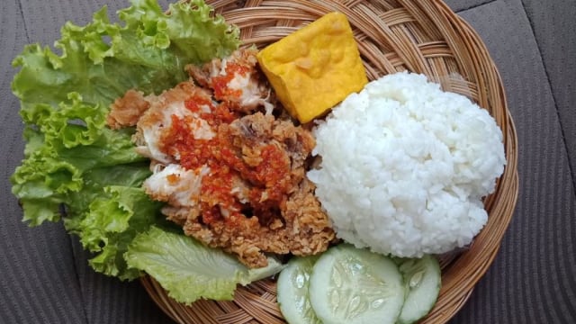 Resep Ayam Penyet Pedas Kesukaan Mahasiswa Kumparan Com