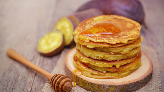 Sepiring pancake ubi yang lembut dan fluffy, disajikan dengan madu