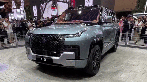 BYD Yangwang U8 bisa berputar 359 derajat di tempat. Foto: Aditya Pratama Niagara/kumparan