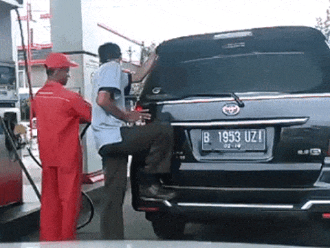 Menggoyangkan mobil saat isi bensin. Foto: dok. Istimewa