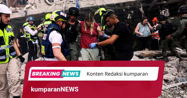 Foto: Sibuknya Petugas Penyelamat Israel Evakuasi Warga Terdampak Rudal Iran