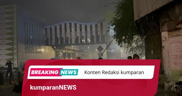 Pasar Senen Masih Panas, Massa Lempari Brimob yang Coba Urai Massa