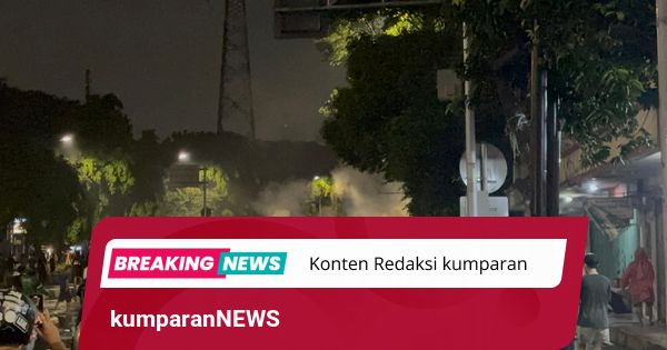 Foto: Massa kembali Datangi Mako Brimob Polda Metro, Gas Air Mata Ditembakkan