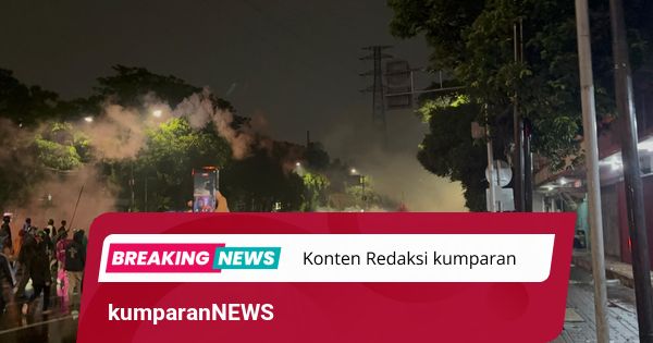 Massa Serang Mako Brimob Polda Metro Pakai Petasan, Dibalas Gas Air Mata