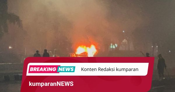 Massa Bakar Mobil yang Terparkir di Depan Mako Brimob Polda Metro