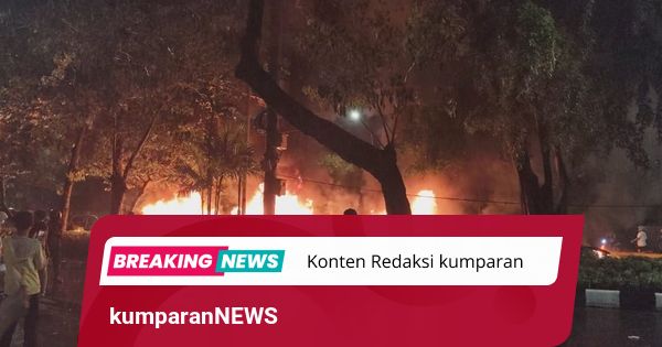 Rusuh di Depan Mako Brimob Polda Metro Jaya: 8 Mobil Dibakar