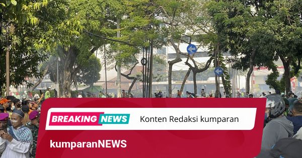 Ambulans Sempat Masuk ke Dalam Kerumunan Massa di Kwitang