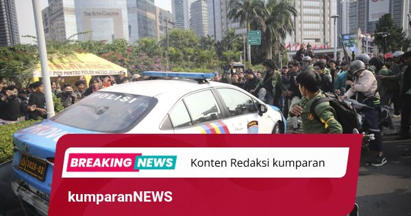 Foto: Mobil Polda Metro Jaya Jadi Sasaran Amuk Massa