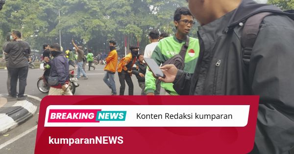 Demo di Depan Polda Jateng Ricuh, Massa Lempar Batu hingga Molotov