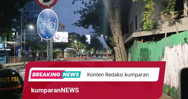 Polisi Mulai Pukul Mundur Massa Demo di Grahadi Surabaya