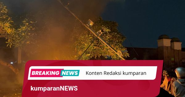 Massa Bakar dan Robohkan Tiang ETLE di Depan Gedung DPR