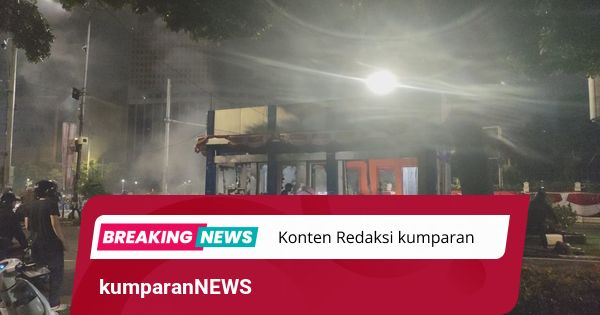 Pos Polisi di Dekat Patung Pemuda Membangun, Bundaran Senayan, Dibakar Massa
