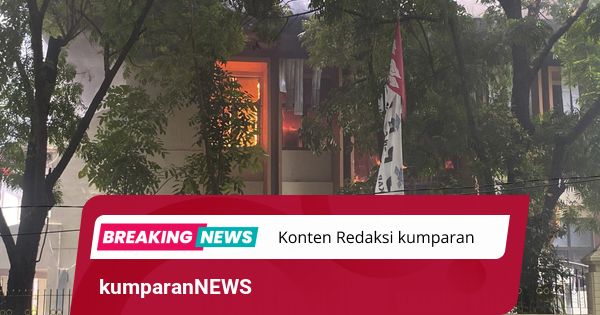 Demo di Cirebon Ricuh Siang Ini, Kantor DPRD Dibakar
