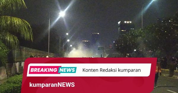 Massa Demo di Depan DPR Belum Bubar, Polisi Coba Pukul Mundur