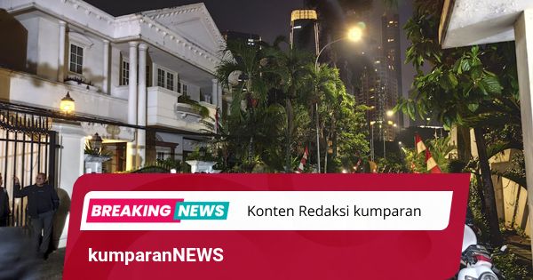 Massa Datangi Rumah Eko Patrio