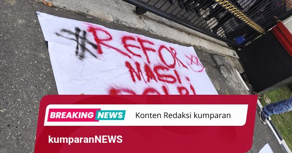 Massa Mahasiswa Gelar Aksi di Polda Sumut, Bawa Poster 'Reformasi Polri'