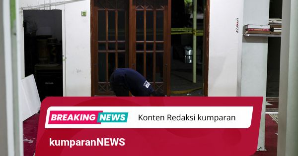 Foto: Saat Petugas Brimob Olah TKP Ledakan di SMAN 72 Jakarta
