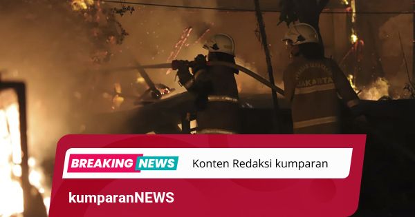 Foto: Petugas Damkar Mulai Berjibaku Padamkan Api yang Membakar Kios dan Mobil