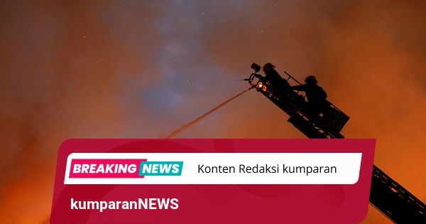 Polres Metro Jakarta Timur Diserang Massa, Ada yang Terbakar