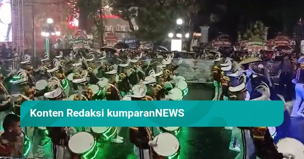 Drumben Akpol Tampil Memukau Meski Hujan dan Banjir di Semarang Night Carnival