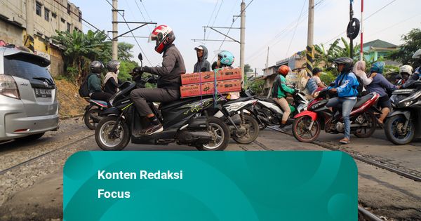 Konten IG: Kenakalan Warga Terobos Palang Kereta