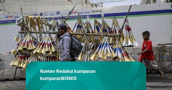 Foto: Pedagang Terompet Cari Untung Jelang Malam Tahun Baru 2025