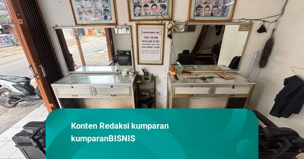 Eksistensi Tukang Cukur Asgar, Tak Hilang Kala Barbershop Modern Datang