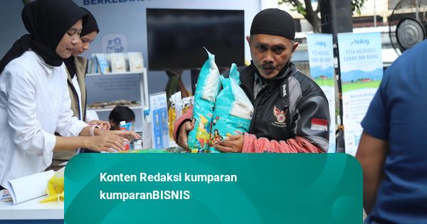 Foto: Antusias Warga Belanja Sembako di Pasar Murah Bulog