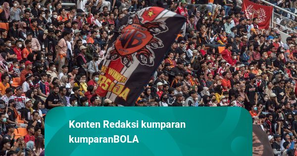 Hujan Deras Tak Surutkan Semangat Jakmania Dukung Persija Tandang ke Malang