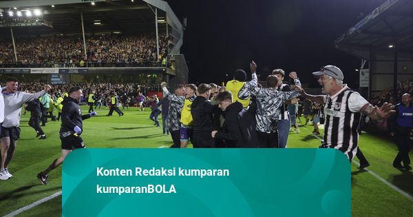 Foto: Suporter Tumpah ke Lapangan Usai Tim Divisi 4 Kalahkan MU