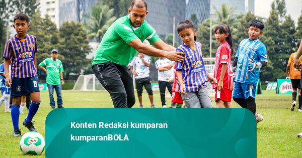 Foto: Andritany Beri Coaching Clinic ke Anak SSB