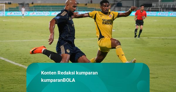 Foto: Skor Kacamata Hiasi Laga PSM Lawan Semen Padang
