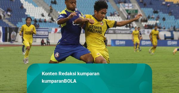 Pemain Arema Dibawa ke RS Akibat Benturan di Kepala, Pelatih Ungkap Kondisinya