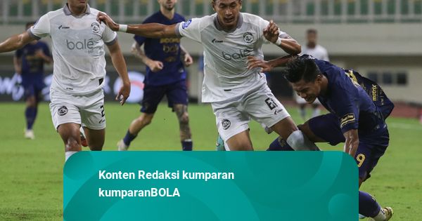 Foto: Arema FC Menang Tipis di Kandang Persita
