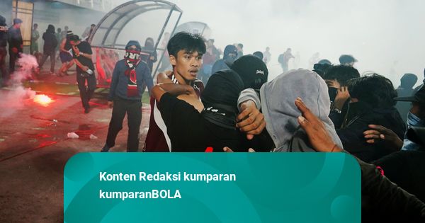Foto: Kericuhan Warnai Laga PSM Makassar vs Persib di Stadion BJ Habibie