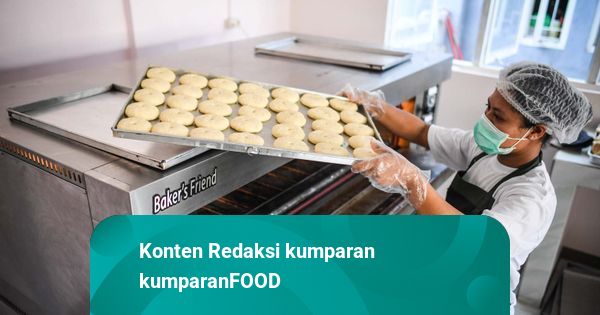 Foto: Melihat Produksi Kompiang di Labuan Bajo, Roti Khas dengan Harum ...