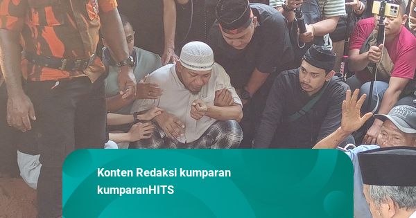Tangis Keluarga Pecah Saat Pemakaman Mpok Alpa
