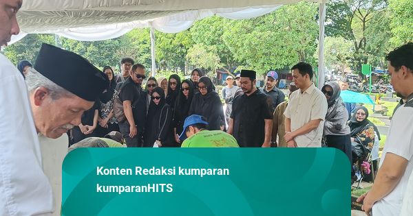 Tangis Haru Mengiringi Pemakaman Jenazah Ayah Bunga Zainal