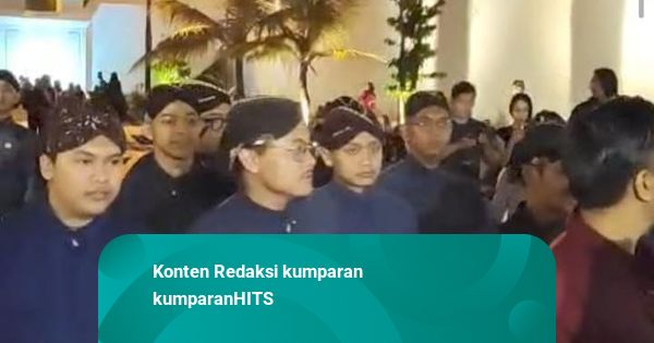 Antusias Anak Muda Ramaikan Tradisi Mubeng Beteng