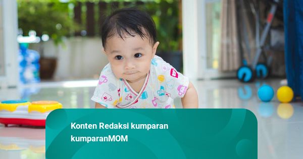 Balita Sering Menjilat Lantai, Wajar atau Perlu Dikhawatirkan?