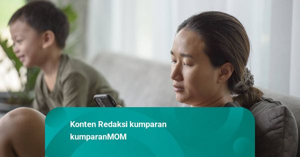Orang Tua Sering Main Gadget di Dekat Anak Bisa Picu Masalah Kesehatan Mental