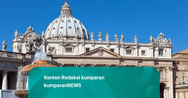Asap Hitam Terlihat, Belum Ada Paus Baru yang Terpilih