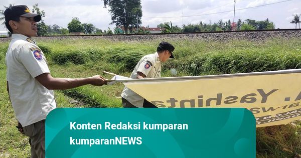 Dua Tim Paslon Lepas APK yang Dipasang di Area Fasilitas Pemkab Sleman