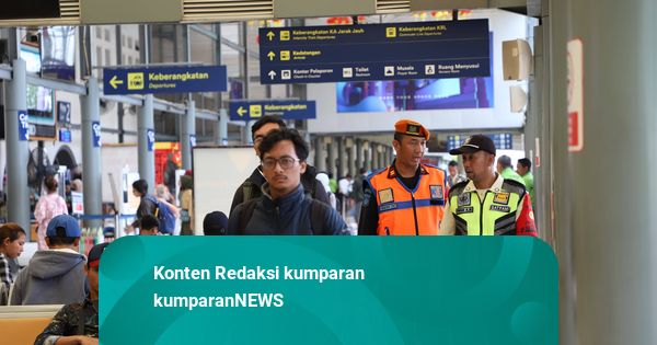 Imbas Anjloknya KA Purwojaya, Sejumlah Penumpang Tertahan di Stasiun Pasar Senen