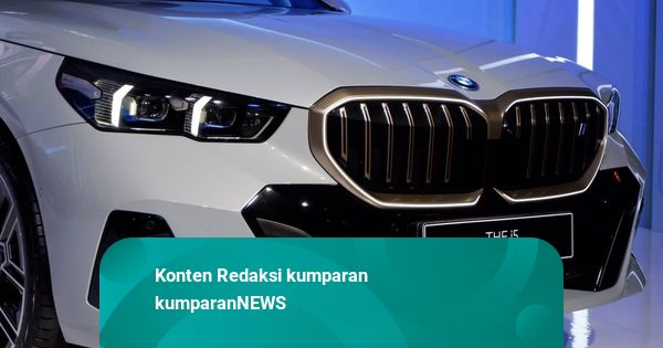 Sopir Tabrak Pemotor, BMW i5 Diamuk Massa di Kebon Jeruk, Jakbar