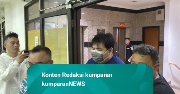 Tampang Anak Bos Toko Roti yang Aniaya Pegawai di Cakung Pakai Baju Tahanan
