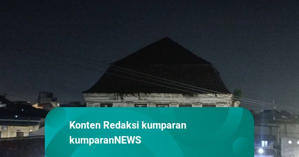 Atap 'Gedung Setan' Surabaya Rubuh, Penghuni Berhamburan Keluar